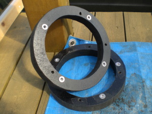 裏側に4つ、表側に3つのM5の鬼目ナットをねじ込んだインナーバッフルボード 裏側に4つ、表側に3つのM5の鬼目ナットをねじ込んだインナーバッフルボード
