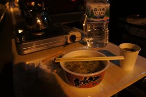 車中泊の夕飯は、ホームラン軒鶏がら醤油ラーメン。 車中泊の夕飯は、ホームラン軒鶏がら醤油ラーメン。
