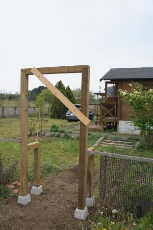 勝手口を作っています。 勝手口を作っています。