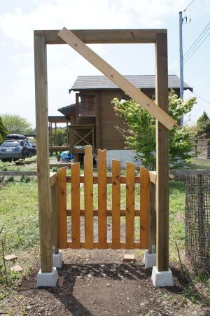 庭木戸のトビラを作って、取り付けました。
