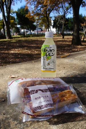 天気の良い日は、外で「 ローソン１００ ランチ 」