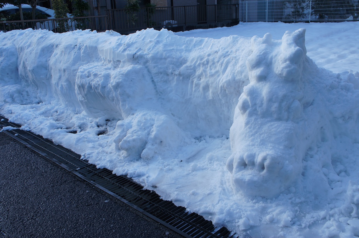 雪の量が半端じゃないので、「ドラゴン」を作ってみました。