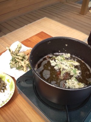 お昼は、屋外で、ヨモギの天ぷら。