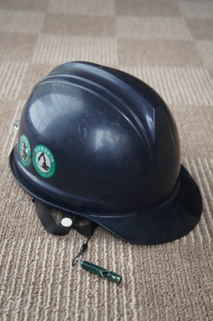 ヘルメットに、呼子を付けました。