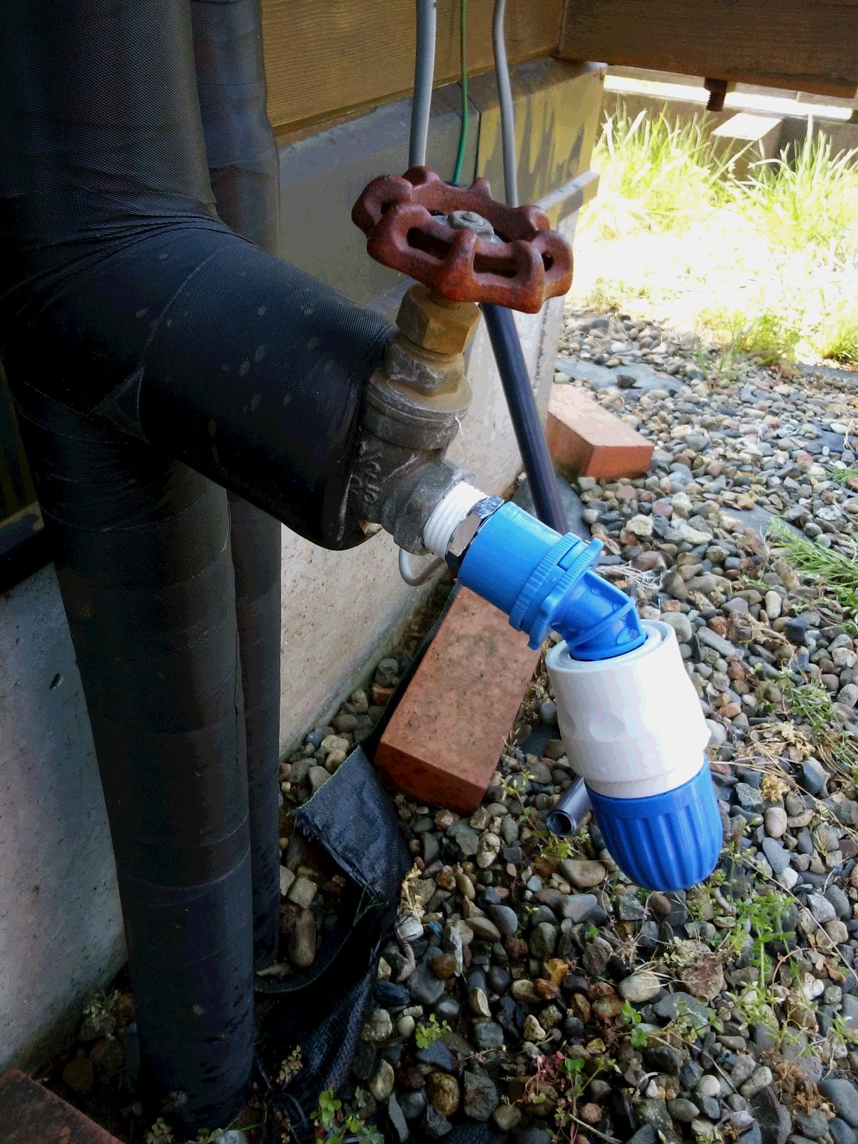 給湯器の凍結防止用水抜き栓に散水栓、、