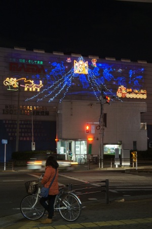 建物の壁に、、、クリスマスのイルミネーション。