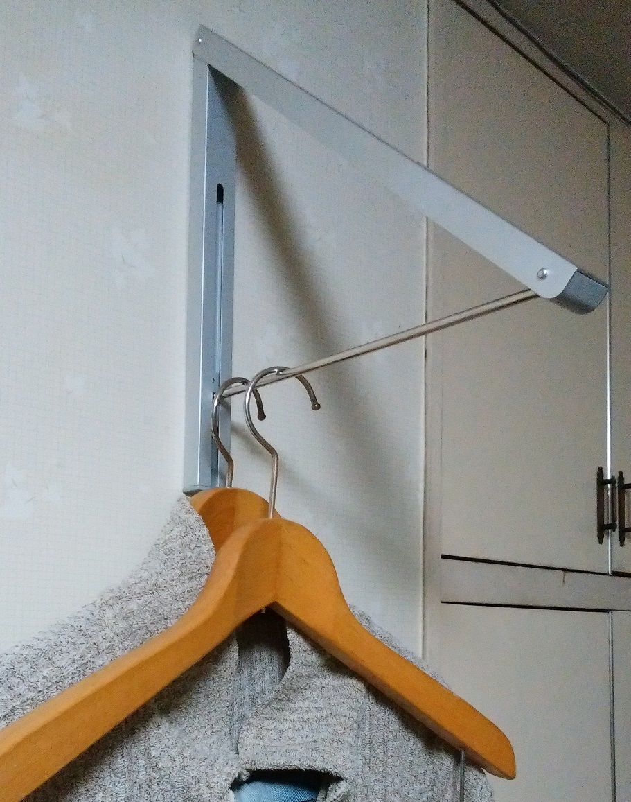 今日のＤＩＹ、、　折りたたみハンガーラック取付け、、、